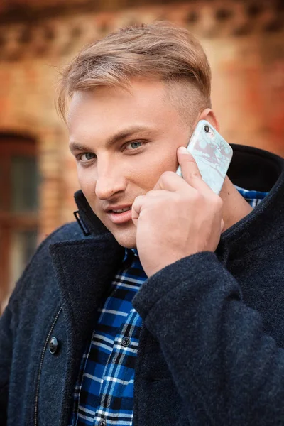 Jonge Knappe Man Met Een Mobiele Telefoon — Stockfoto