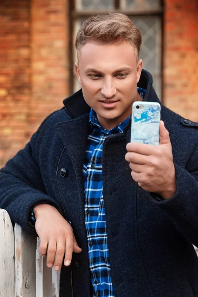 Jovem Bonito Homem Com Telefone Móvel Fazendo Selfie — Fotografia de Stock