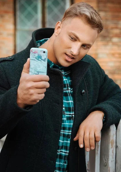 Jonge Knappe Man Met Een Mobiele Telefoon Doen Selfie — Stockfoto