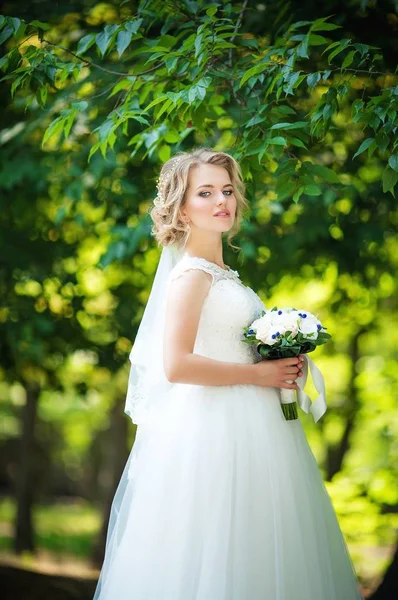 Belle Jeune Mariée Robe Mariée Blanche Posant — Photo