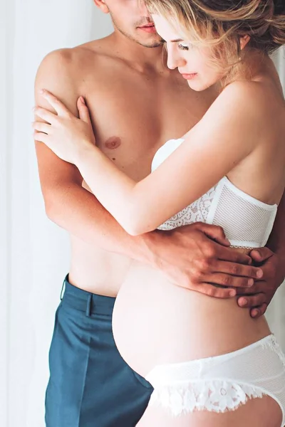 Mooie Jonge Paar Verwacht Een Baby — Stockfoto
