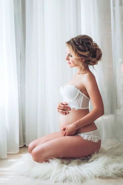 Όμορφη Έγκυος Κοπέλα Στο Κομψό Θέτουν Μαύρο Σουτιέν Και Την — Φωτογραφία Αρχείου