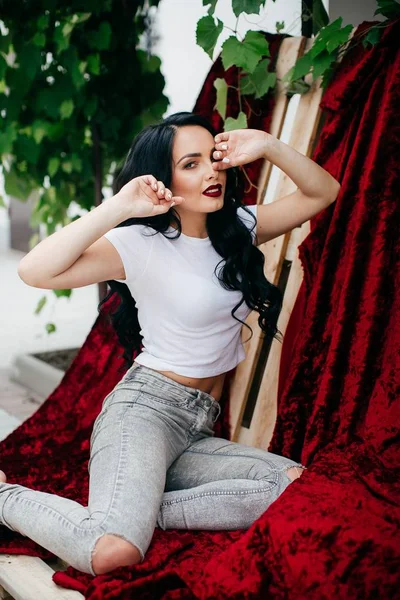 Ritratto Bella Giovane Donna Bruna Jeans Che Posa All Aperto — Foto Stock