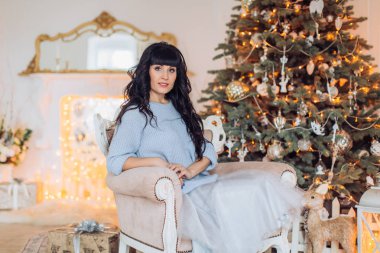 Noel ağacının yanında poz güzel kadın 