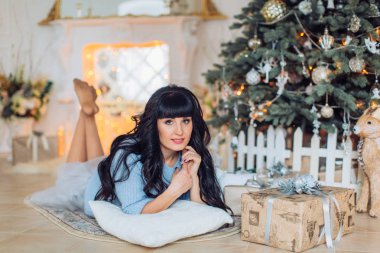 Noel ağacının yanında poz güzel kadın 