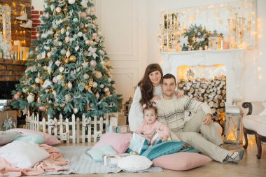 Sevimli Küçük Kız ve Ebeveynler Noel Interion poz