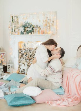 Mutlu genç çift evde iyi eğlenceler.