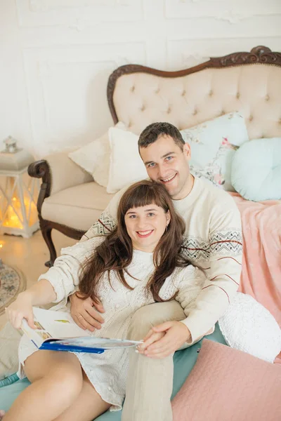 Mutlu genç çift evde iyi eğlenceler.