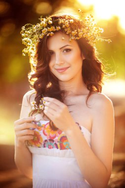 Çiçek çelenk başında çekici genç kadın  