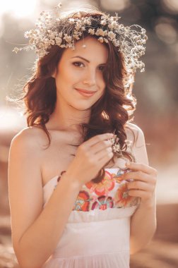 Çiçek çelenk başında çekici genç kadın  