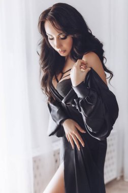 Studio siyah elbise poz güzel genç kadın