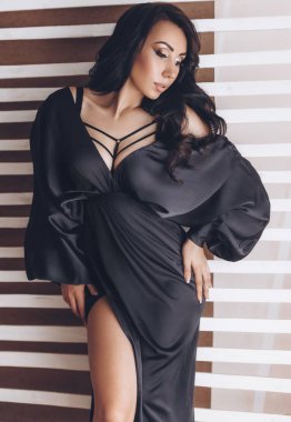 Studio siyah elbise poz güzel genç kadın