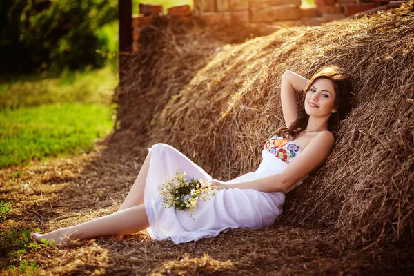 花の花輪を持つ魅力的な若い女性 — ストック写真