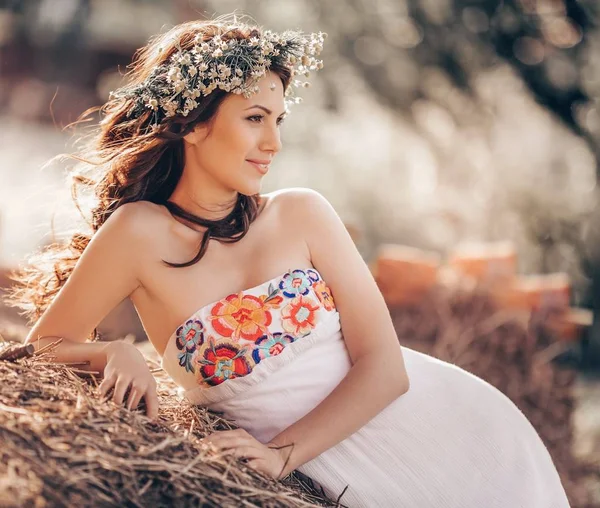 彼女の頭の上の花の花輪を持つ魅力的な若い女性 — ストック写真