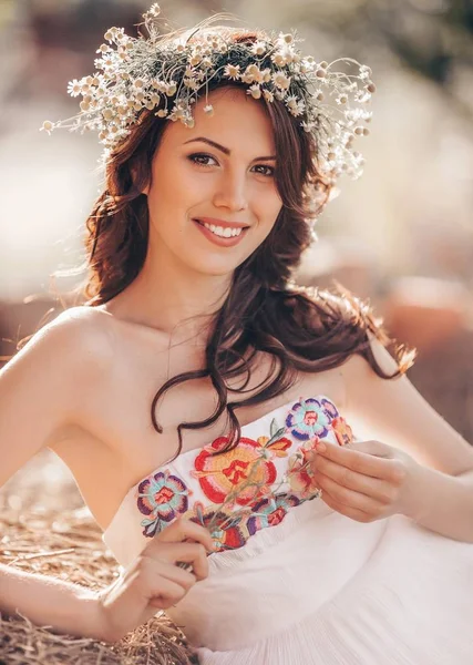 Jolie Jeune Femme Avec Une Couronne Fleurs Sur Tête — Photo