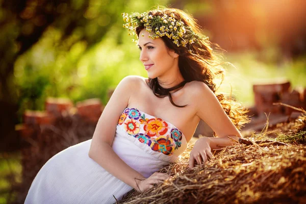 Aantrekkelijke Jonge Vrouw Met Bloem Krans Haar Hoofd — Stockfoto