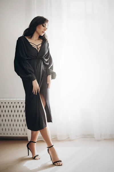 Όμορφη Νεαρή Γυναίκα Που Ποζάρει Μαύρο Φόρεμα Στο Studio — Φωτογραφία Αρχείου