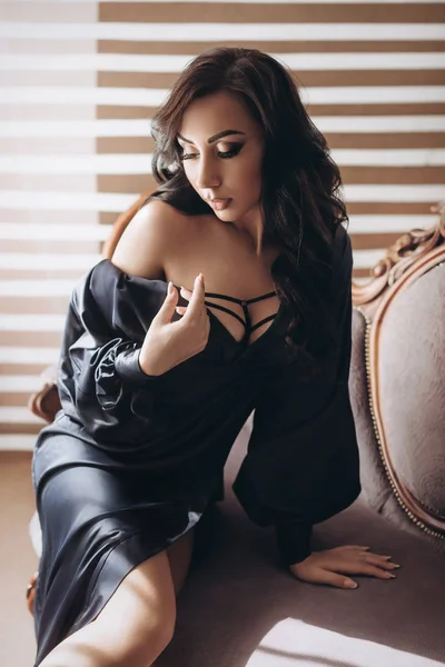 Studio Siyah Elbise Poz Güzel Genç Kadın — Stok fotoğraf