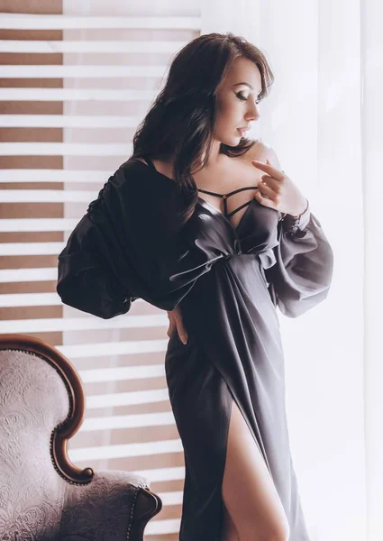 Schöne Junge Frau Posiert Schwarzen Kleid Studio — Stockfoto
