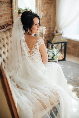 Beyaz düğün elbise poz içinde güzel genç gelin 