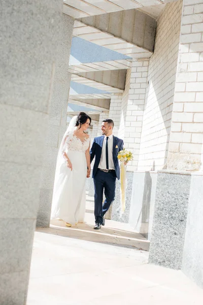 Beautiful Young Bride Groom Outdoor — Stock Photo, Image