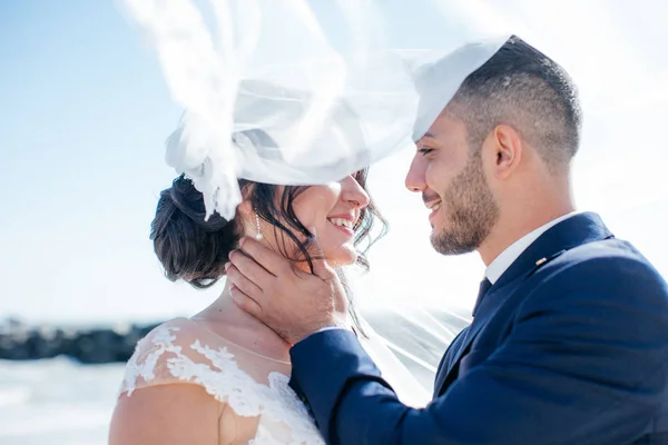 Bella Giovane Sposa Sposo All Aperto — Foto Stock