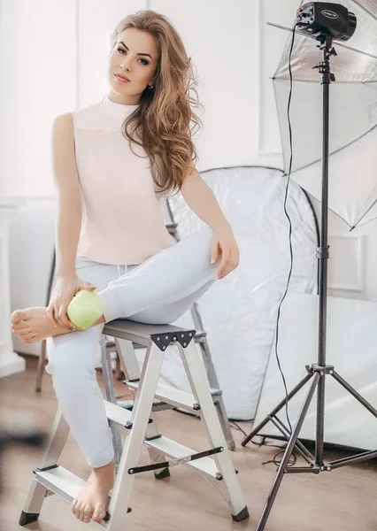 Retrato Una Hermosa Joven Ropa Moda Con Manzana Estudio — Foto de Stock