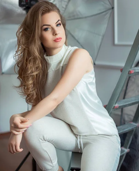 Portret Piękną Młodą Kobietę Moda Ubrania Studio — Zdjęcie stockowe