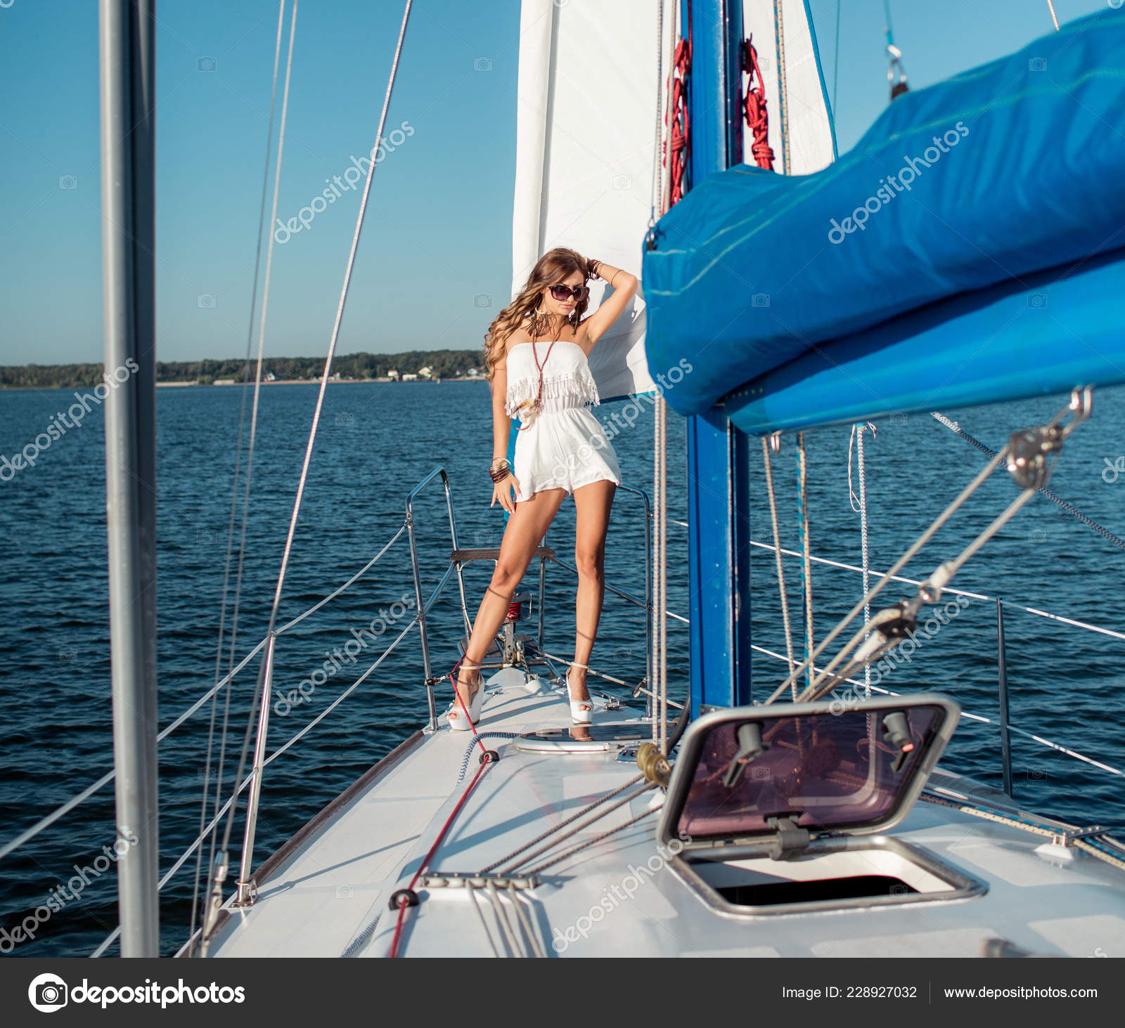 Jeune Femme Sexy Vêtements Élégants Sur Yacht Privé — Photo de