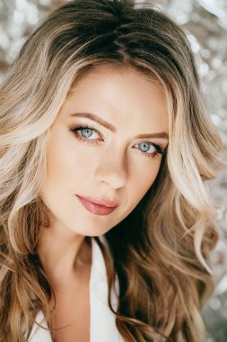 Stüdyoda poz veren güzel genç bir kadın.