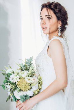 Beyaz düğün elbise poz içinde güzel genç gelin 