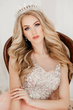 Taç Studio poz güzel genç sarışın bir kadın 