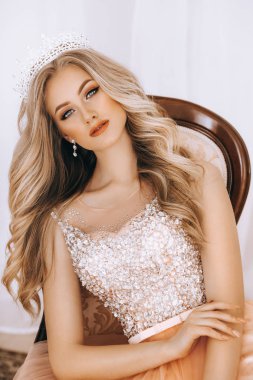 Taç Studio poz güzel genç sarışın bir kadın 