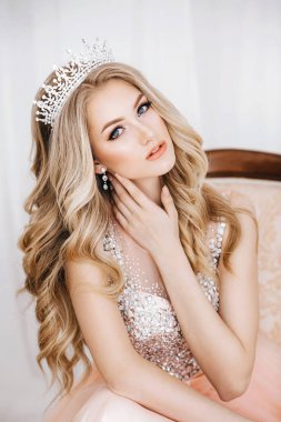 Taç Studio poz güzel genç sarışın bir kadın 