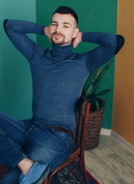 Balıkçı yaka studio poz içinde şık adam