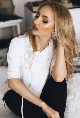 Stüdyoda poz veren güzel genç bir kadın.