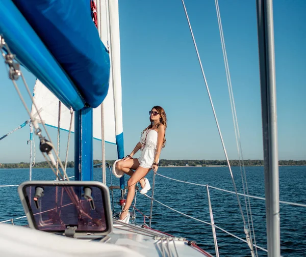 Jeune Femme Sexy Vêtements Élégants Sur Yacht Privé — Photo