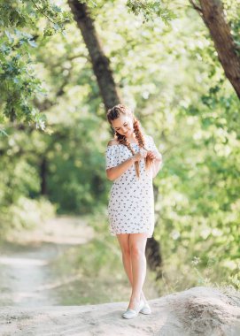 Güzel Kadın Yazlık Parkta Elbise Poz