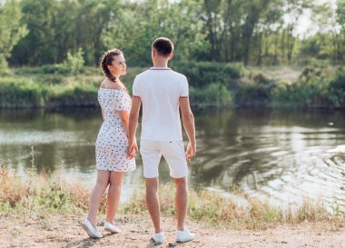 Aşık genç çift park içinde eğlenmek