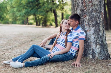 Aşık genç çift park içinde eğlenmek