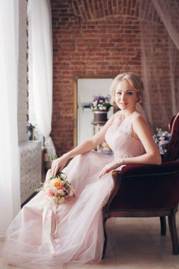 Güzel genç gelin gelinlik çiçekleri ile poz