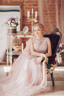 Güzel genç gelin gelinlik çiçekleri ile poz