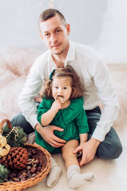 Sevimli küçük kız ve Baba Noel iç poz