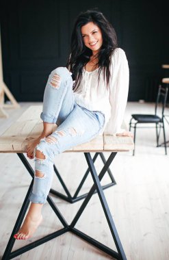 Güzel kadın moda giysileri poz