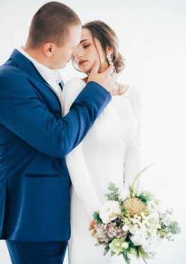 güzel ve genç gelin ve damat odasında poz  