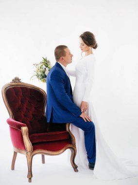 güzel ve genç gelin ve damat odasında poz  