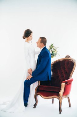 güzel ve genç gelin ve damat odasında poz  