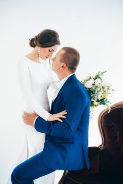 güzel ve genç gelin ve damat odasında poz  