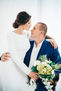 güzel ve genç gelin ve damat odasında poz  