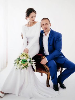 güzel ve genç gelin ve damat odasında poz  